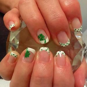 St. Patricks Day Press on Nails Short French Tip Fake Nails Green False Nails with Shamrock Designs Acrylic Artificial Nails Lucky March 17th Nail Decorations for Women Girls