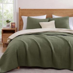 WRENSONGE Oversize Queen Quilt-3 Pieces Lightweight Bedspreads Olive Green Oversize Queen Size Quilt Bedding Set for All Seasons, Soft Summer Coverlet with 2 Pillow Shams Suitable for Bed & Couch, Oversized Queen
