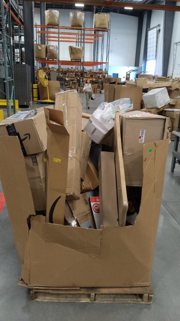 Pallet of Salvage Items Pallet of Salvage Items