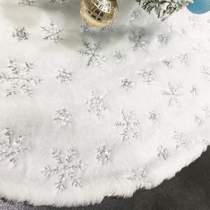 CHICHIC 60 Inch Large Christmas Tree Skirt White Tree Skirt Xmas Faux Fur Tree Skirts Christmas Decorations for Holiday Tree Ornaments Christmas Party Home Decorations with Sequin Silver Snowflakes
