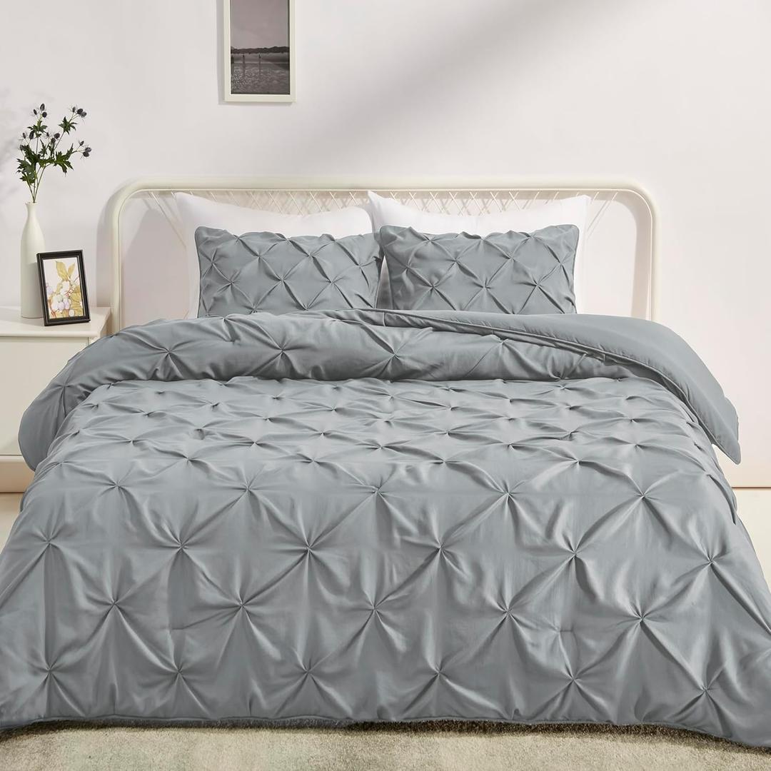Amazon Basics Soft, Warm Pinch Pleat Design Comforter Set, All-Season Down-Alternative 3-Piece Bedding Set with Piped Edges, Full/Queen Size, Dark Grey