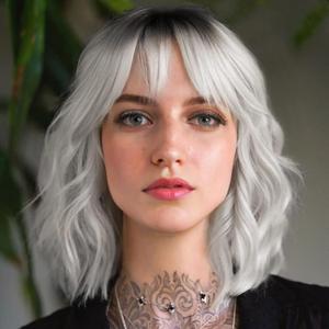 Short White Silver Wig with Bangs Ombre Grey Wigs for Women Girls Wavy Bob Wig Shoulder Length Synthetic Hair Dark Roots Wig for Halloween Cosplay Party Daily (14 Inches)