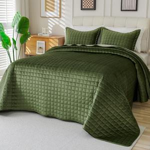 EVENHUG Oversized King Velvet Quilt California King Size Lightweight Ultra Soft Velvet Bedding Set Reversible Bedspread Coverlets for All Seasons 3 Piece (Green 120"x128")