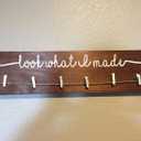 JNFEUI Look What I Made Sign with Clips - 12 Mini Clothespins to Hang Kids Art Wood Used for Hanging Photo Display on Wall in Home Decor Craft Room Bedroom Decor, 5.5 Inch high, 23.5 Wide