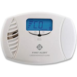 First Alert CO615 Dual-Power Plug-In Carbon Monoxide Detector with Battery Backup and Digital Display, White
