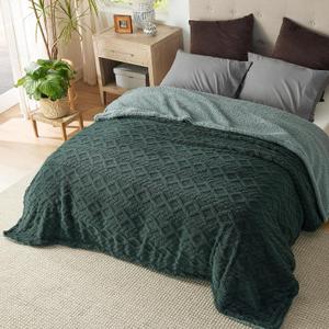 Bedsure Gentlesoft Sherpa Queen Size Blanket for Bed - Fleece Fluffy & Cozy Cable Jacquard Tufted for Women Gift, Thick and Warm Christmas Blanket for Winter, Dark Green, 90x90 Inches