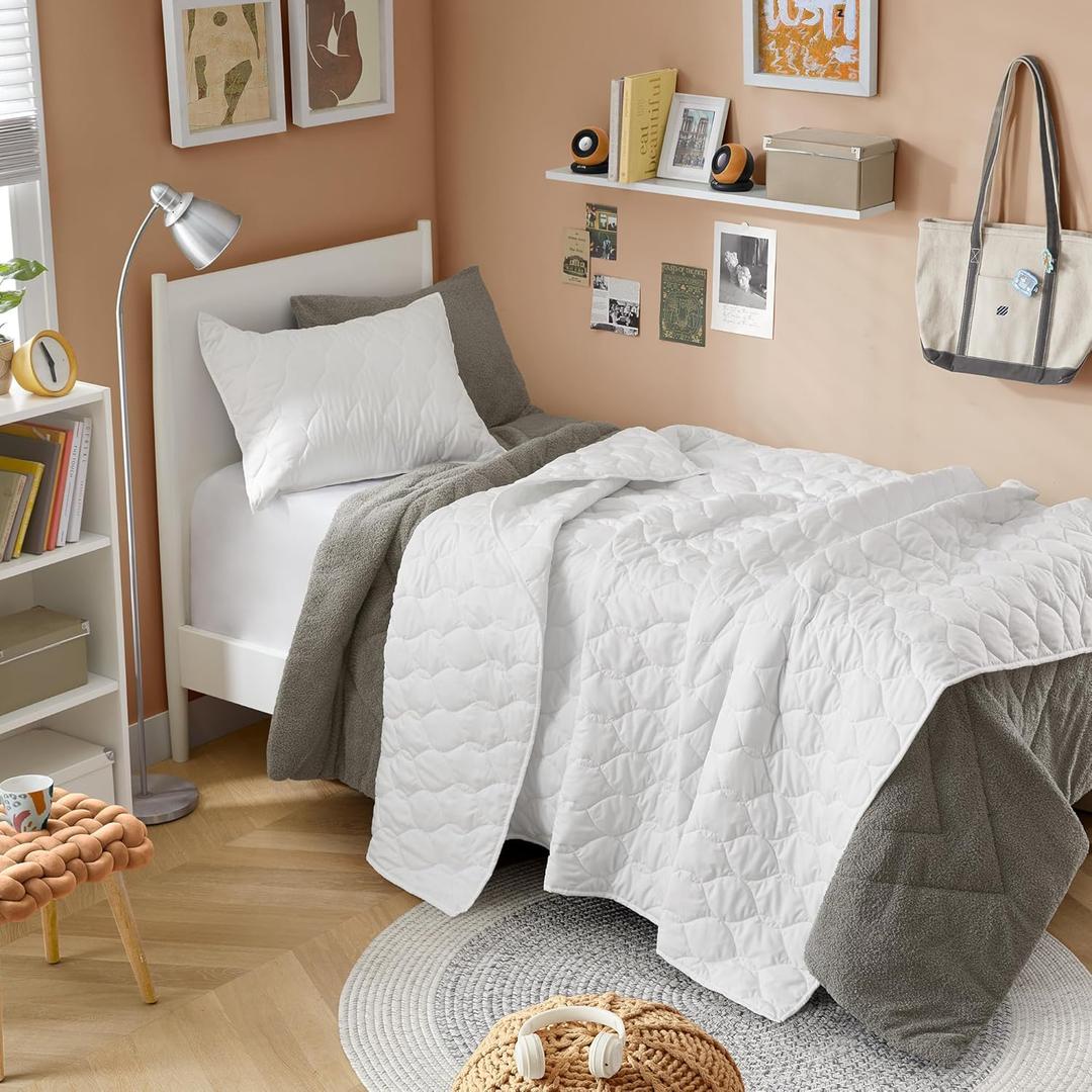 Comfort Spaces Twin Quilt Set Modern Reversible Ogee Coverlet Twin Bedding Set Cozy Quilted Winter Layer, All Season Lightweight Soft Twin Size Quilt, Kienna, Twin/Twin XL White Ogee 2 Piece