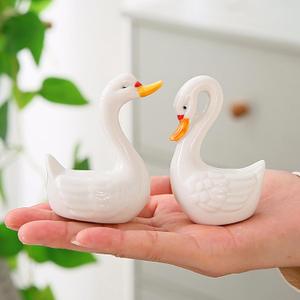 2PCS Ceramic White Swan Figurines Cake Toppers, Elegant Swan Couple Statues, Modern Minimalist Art Knick Knacks for Home Office Dresser Shelf Shelves Fireplace Dcor