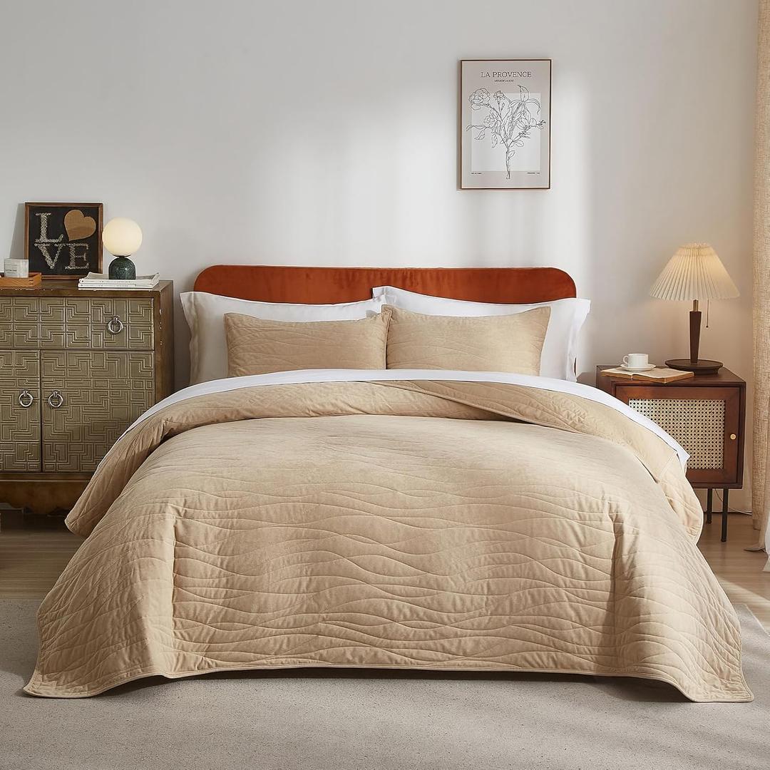 Velvet Quilt Bedspread, Ultra Soft Bedding Sets, Lightweight Quilted Velvet Comforter Set with 1 Quilt & 2 Pillow Shams (Beige Brown, King/Cal.King, Wave Pattern)