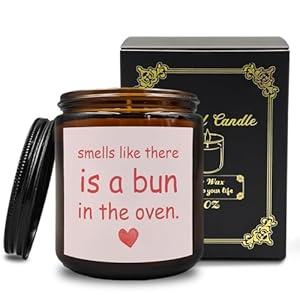 PUHEI Pregnancy Announcement Gifts Candle, Baby Announcement Candle Gifts for Parents Grandparents Family, Mothers Day New Mom Gifts, Smells Like There is a Bun in The Oven Soy Scented Jar Candles