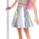 Barbie Careers Fashion Doll & Accessory, Pop Star with Pink Hair & Brown Eyes Wearing Iridescent Skirt with Microphone (Pe  Moyen)