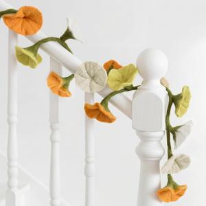 XunYee 5.6 ft Wool Felt Flower Garland Hand Felted Flower Strings for Wedding Party Floral Decor Mantle Decorations(Orange Colors,1 Pack)