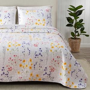 great bay HOME Marianne Collection 3 Piece Quilt Set with Shams. Reversible Floral Bedspread Coverlet. Machine Washable. (Full / Queen, Multi)