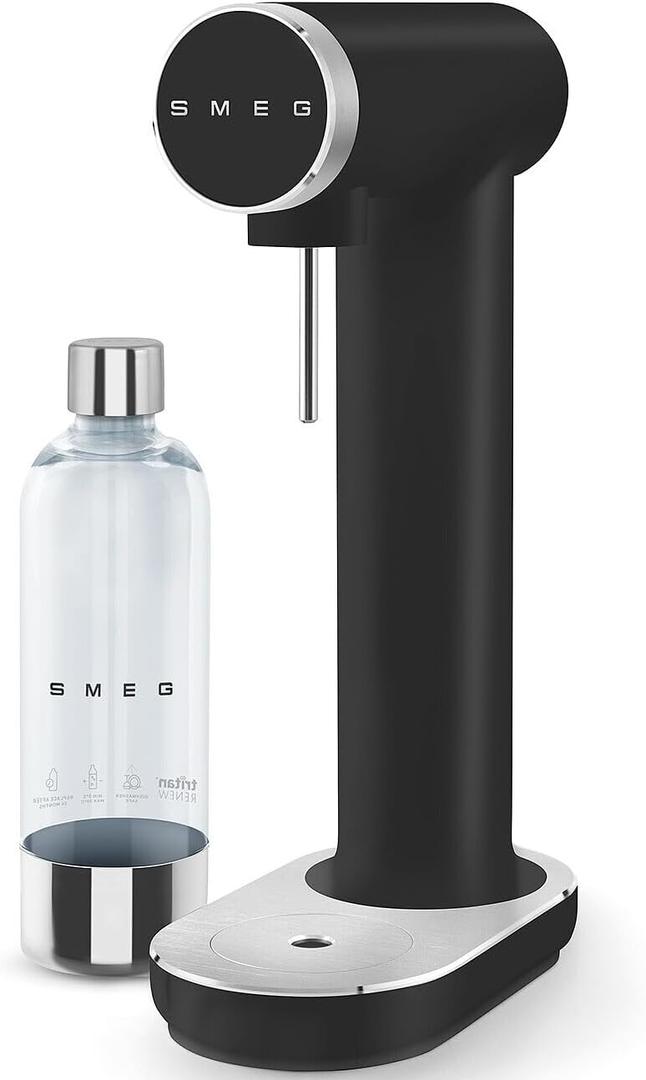 SMEG Soda Maker – Sparkling Water Machine for Kitchen Counter – Collezione – Includes 1L Bottle – Compatible with Standard 60L CO₂ Cylinders (Matte Black), 1 Liter
