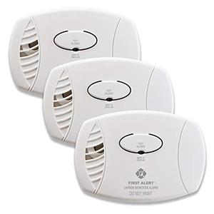 First Alert CO606, Plug-In Carbon Monoxide (CO) Detector, Hardwired Alarm with Battery Backup, 3-Pack