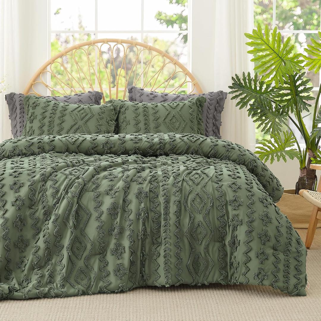 Amlie Home Tufted Boho Comforter Set Queen Size, 3 Pieces Soft Textured Bed Set, Lightweight Breathable Comforter for All Seasons, Farmhouse Shabby Chic Jacquard Bedding, Cozy Gift for Women, Green