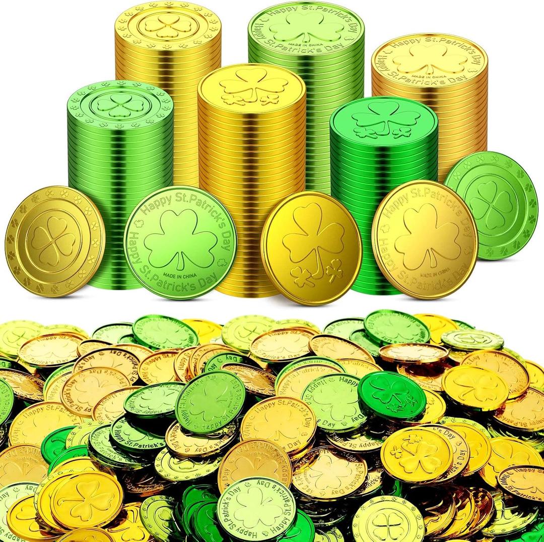 Sanwuta 600 Pieces St. Patrick's Day Gold Coins Plastic Gold Green Lucky Coins St Patricks Day Decorations 3 Leaf Clover Coins Shamrock Leprechaun Coins for Party Table Decorations Supplies