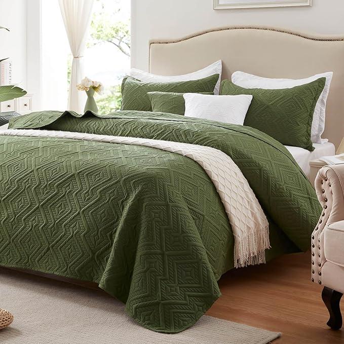LEAONME Full/Queen Quilt Set 3 Pieces, Lightweight Olive Green Bedspread-90''x98'', Soft Microfiber Summer Quilt/Coverlet, Luxurious Warm Bedding Sets for All Seasons (Includes 1 Quilt, 2 Shams)