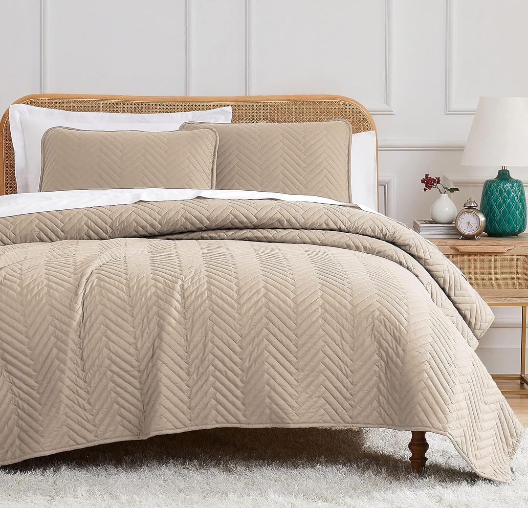 Southshore Fine Living, Inc. Oversized King Quilt Bedding Set with 2 Matching Shams, Coverlet for California/King Bedding, Soft, Lightweight Microfiber Quilt Set, Chevron Stitched, Sand