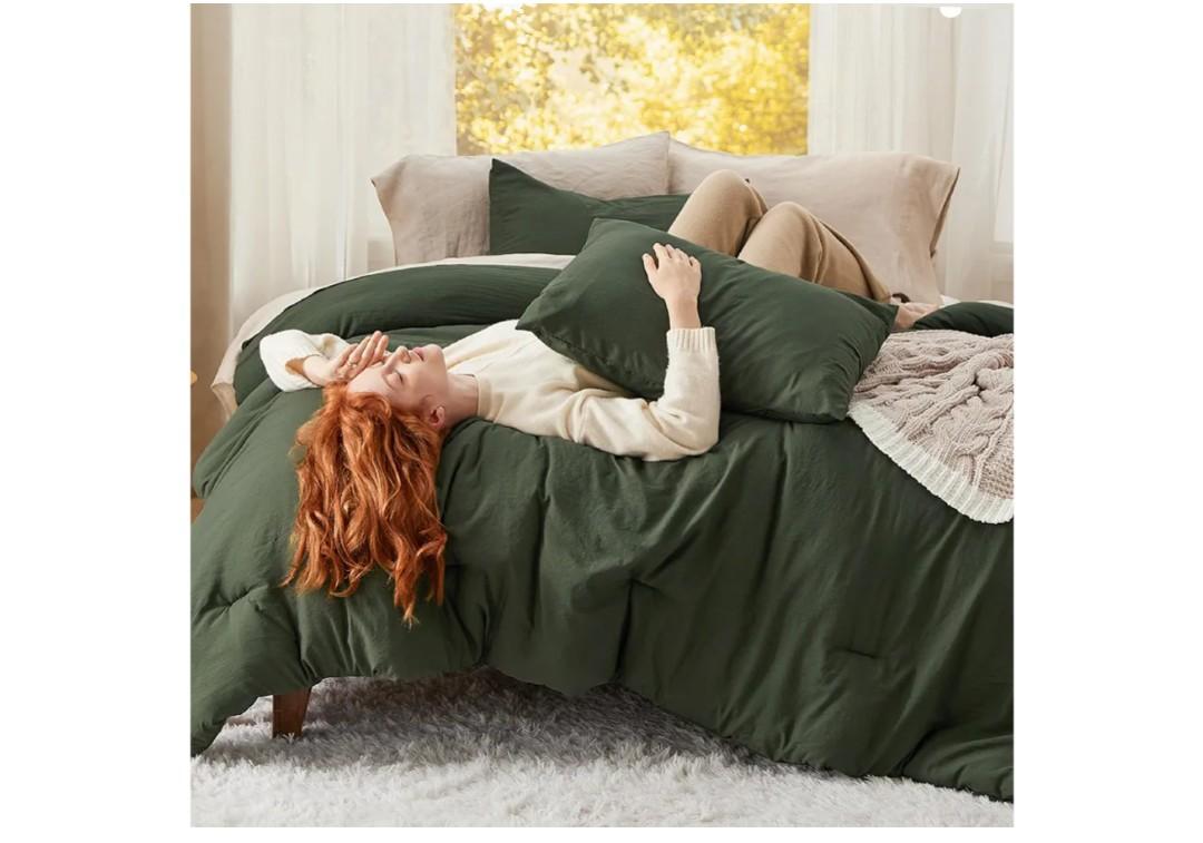 Bedsure Quilt Size Comforter Set, Dark Green Soft Prewashed Bedding for All Seasons, 3 Pieces GentleSoft™ Warm Down Alternative Bed Set, 1 Quilt  Comforter (106"x96") and 2 Pillowcases (20"x3 6")