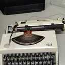White Retro-Style Manual Typewriter, Mechanical Keys Typing Machine with Carrying Case, Includes 2 Ink Ribbons and 100 Kraft Paper Sheets, Collectible Desk Decor