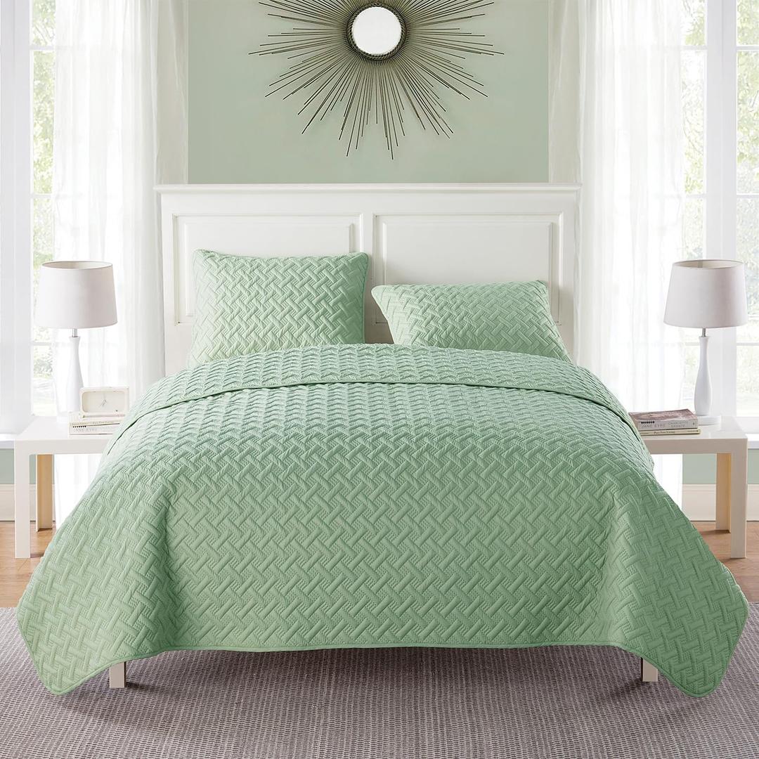 VCNY Home Quilt Super Soft Reversible Bedding Set with Matching Shams, Twin, Nina Green
