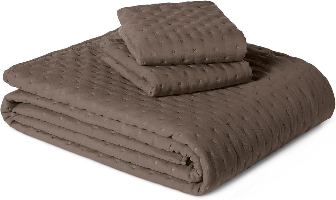 Amazon Basics Brushed Microfiber Quilt Set, Extra Soft with Natural Texture, 3-Piece,King, Brown