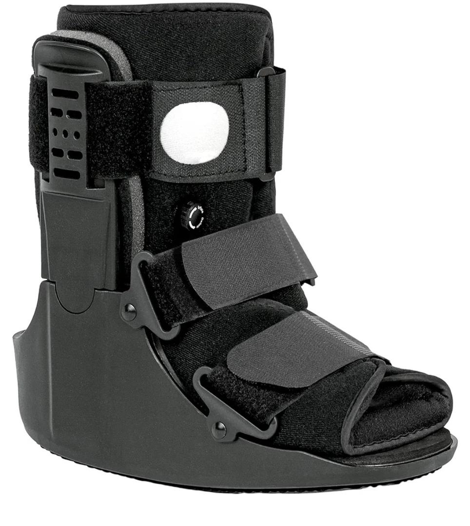 Walking Boot, Fracture Boot Short Walker Protection Fits Left or Right Foot Ankle Support for Injuries Fractures Sprains Black M