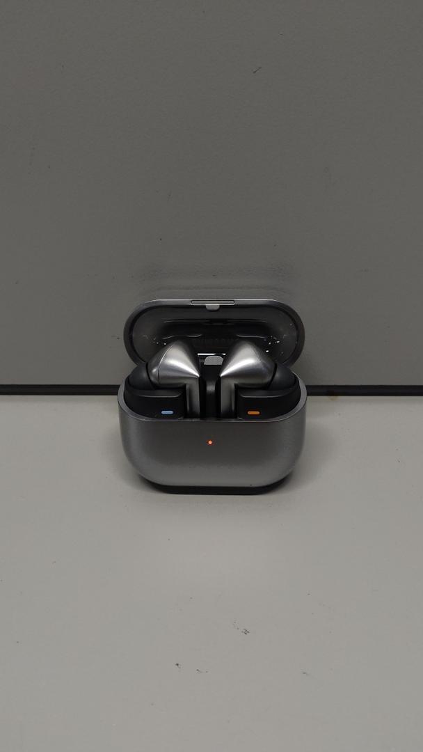 SAMSUNG Galaxy Buds 3 Pro AI True Wireless Bluetooth Earbuds, Noise Cancelling, Sound Optimization, Real-Time Interpreter, Redesigned Comfort Fit Latin American Version (Silver)