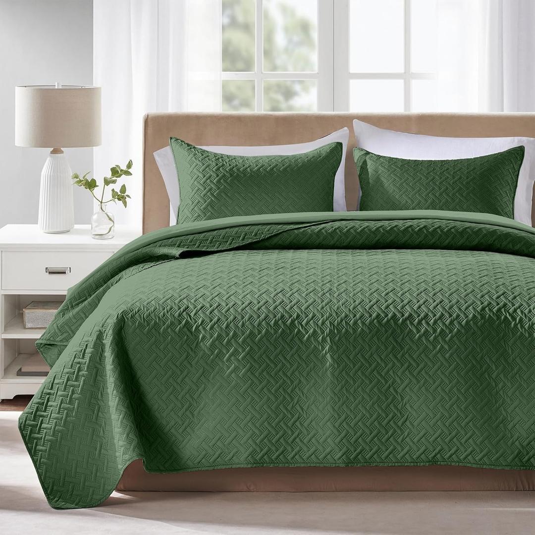 FLYMME King Size Quilt Bedding Set Olive Green Lightweight Bedspreads for Summer,Modern Style Geometric Weave Stripe Pattern,Soft Microfiber Bed Coverlet 3 Pieces (1 Quilt, 2 Shams)