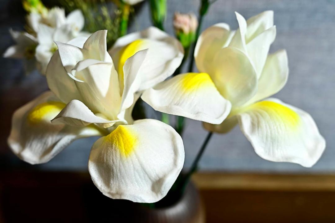 Birthday Gifts for Women 8pcs 5inch Luxury PU Bright White Flowers Real Touch Flowers Womens Gifts Artificial Flowers for DIY Birthday Gifts Wedding Gifts Home Decor Table Centerpiece (612)