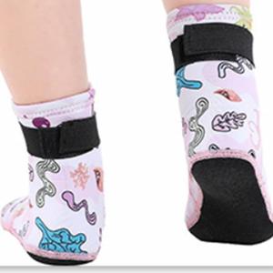 XUKER Neoprene Water Socks for Kids Toddlers 3mm Sand Proof Beach Volleyball Socks Diving Boots for Outdoor Water Sports M