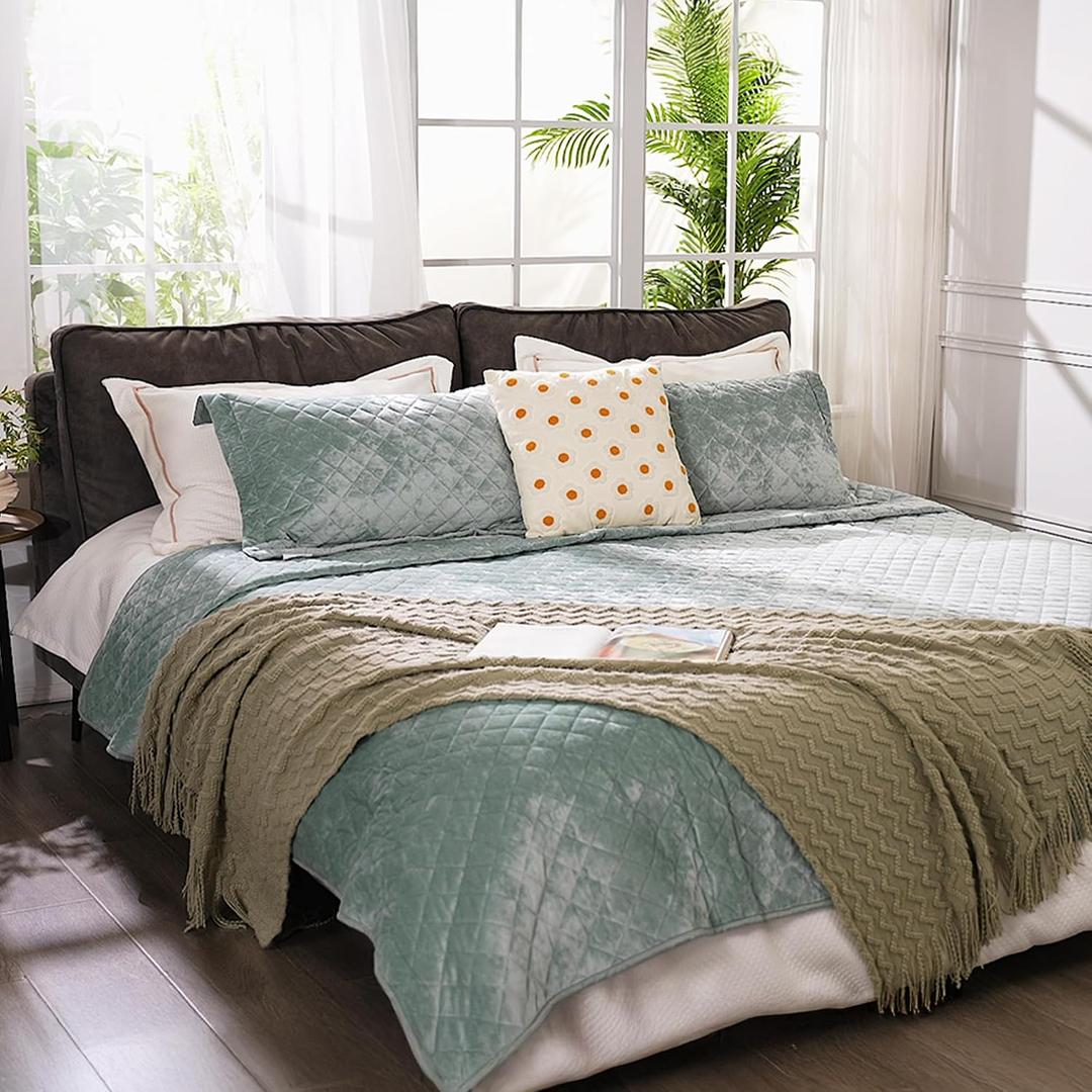 Luxury Velvet Queen Quilt Set, Ultra Soft Lightweight Velvet Comforter Set, Oversized Bedspread Coverlet with 2 Shams Diamond Pattern, for All Season (Aqua Green)