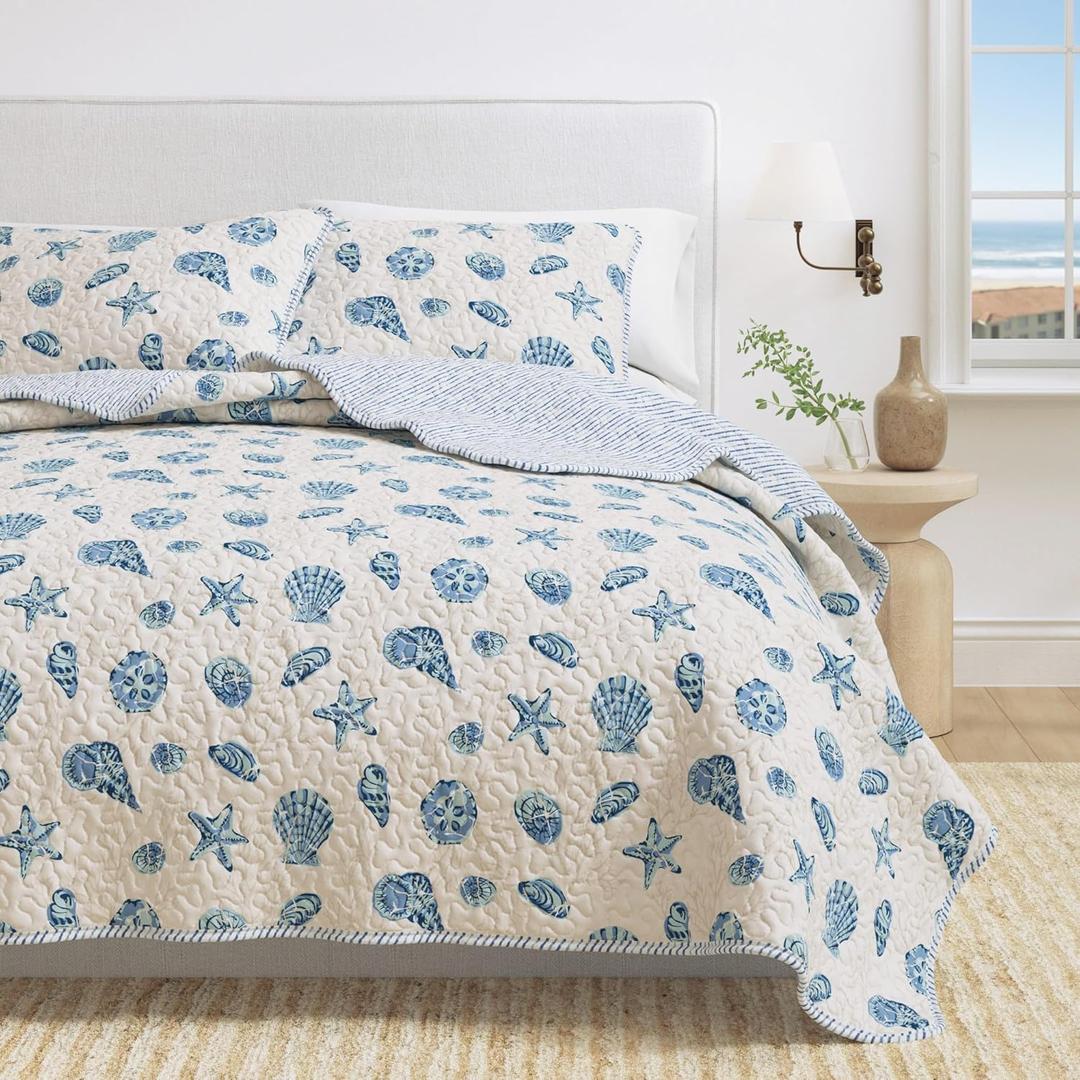 Great Bay Home Coastal Quilt Set - 3-Piece Full/Queen Size Nautical Bedding Set - Lightweight, All-Season, Reversible Coral-Printed Bedspread (Blue Shells)