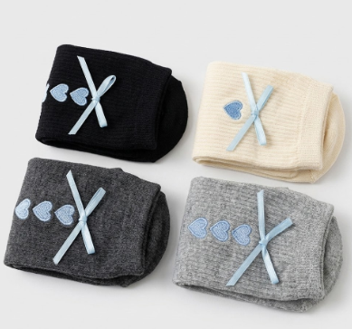Knagsfa 4 Pairs Women's Cute Crew Socks, Casual Athletic Cotton Bowknot Embroidery Calf Novelty Socks for Women