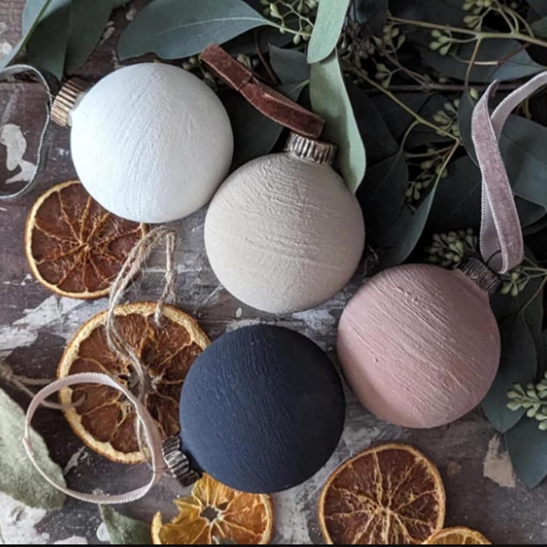 12 Pcs 4 Inch Neutral Textured Christmas Ball Ornament 4 Inch Vintage Matte Boho Cream Blue Pink White Plastic Christmas Ball Rustic Xmas Tree Ornaments Modern Home Decor for Holiday (Multicolored)