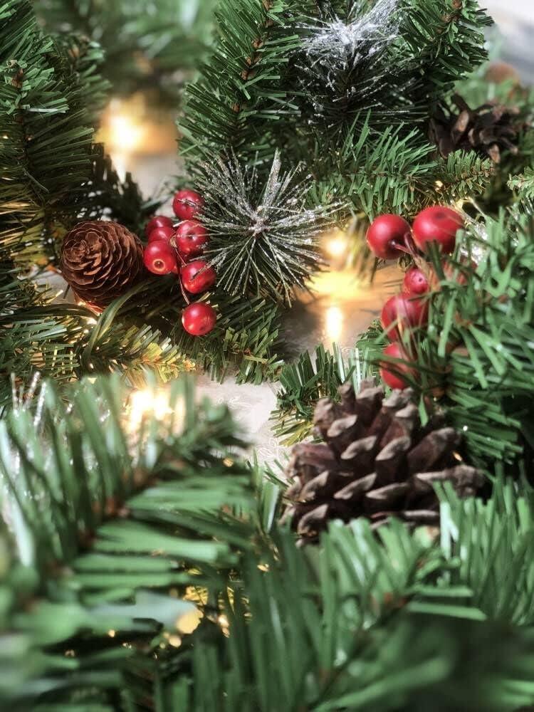Natreecrown Pre-Lit Artificial Christmas Garland, Green Wreath, White Lights 50, Decorated with Pine Cones, Berry Clusters, Plug in, Christmas Decorations, 9 Feet