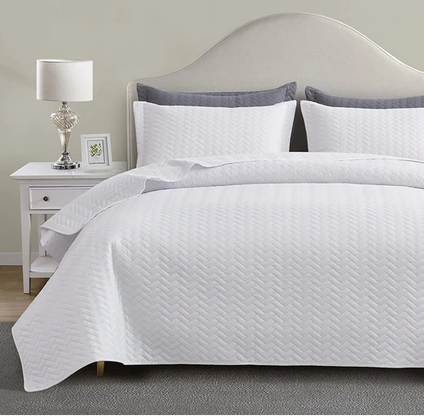 Maple&Stone White Quilt Set Queen Size, Lightweight Bedspread Ultrasonic Chevron Pattern Light Coverlet for All Season Comforter Bedding Decor - 3 Piece Full Bed Cover Sets