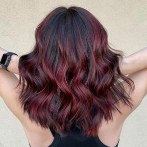 Short Black Red Bob Wig with Bangs for Women Natural Looking Heat Resistant Synthetic Wig Red Black Wavy Bob Wig for Daily Party Cosplay Use 14 Inch