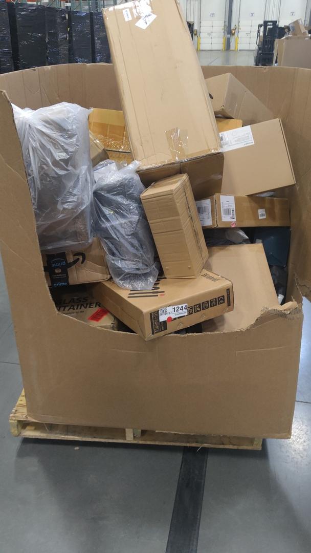 Pallet of salvage items