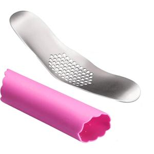 Fu Store Garlic Press 304 Stainless Steel Garlic Rocker Mincer Food Grade with Silicone Peeler Garlics, Color Random Peeler