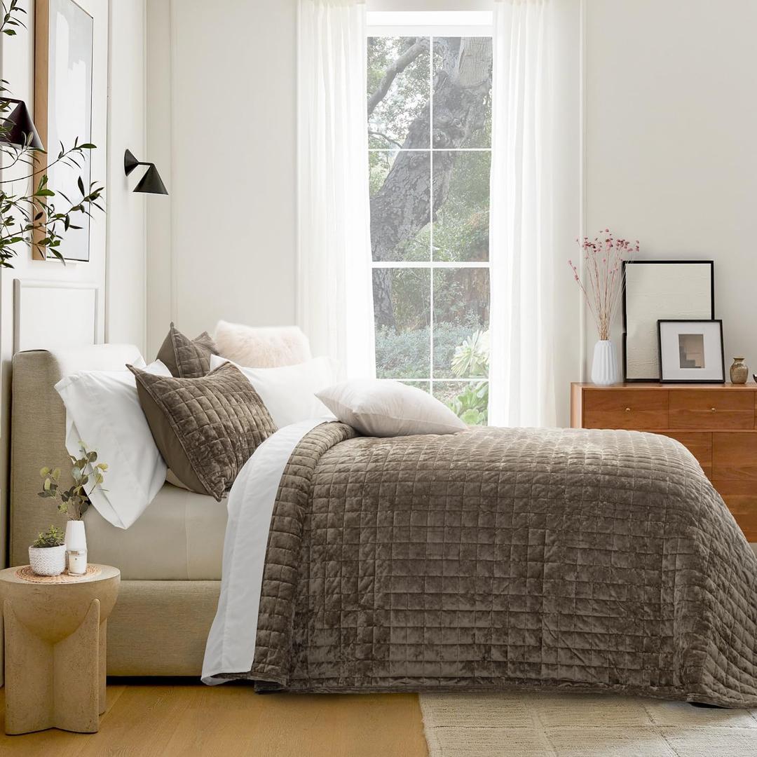 RECYCO Luxury Velvet Quilt Set Twin/Twin XL Size Bedding Sets, Ultra Soft Velvet Comforter Set, Lightweight Channel Box Stitch Oversized Bedspread Coverlet for All Season, with 1 Sham, Dune Brown