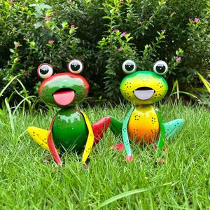 Metal Garden Decor for Outside Set of 2 Cute Small Frogs - OutdoorGarden Sculptures & Statues, Patio Lawn Backyard Fence Porch Decor, Metal Yard Art Ornaments, Garden Gifts for Mom Women Grandma