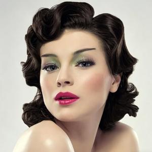 Brown Vintage Wig for Women Short Curly Shoulder Length Wig 1940s 1950s Retro Wig for Halloween Cosplay Daily Use