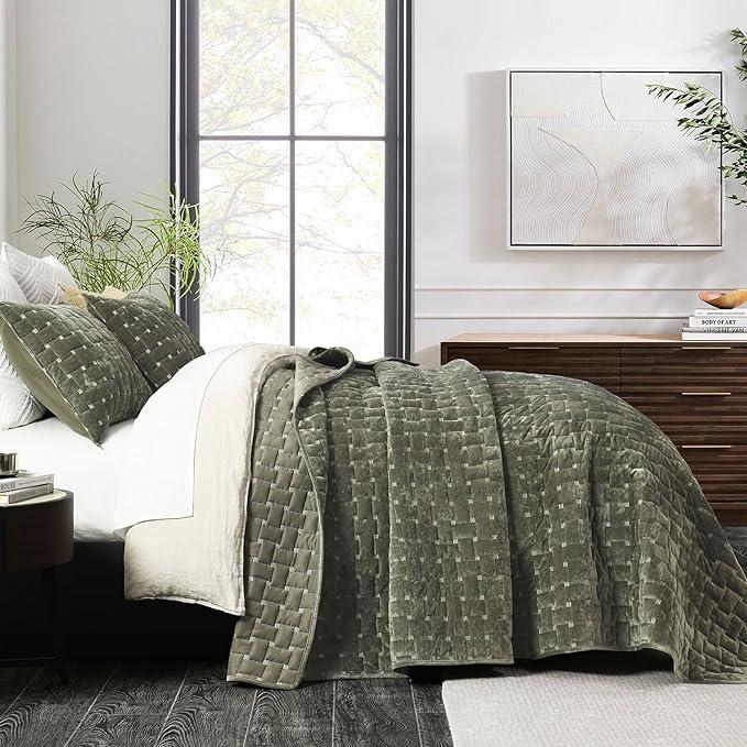 Grassix Velvet Quilt King Size - Luxe Olive Green Quilt Set, Lightweight Velvet Comforter Soft, Geometric Coverlet Bedspreads with 2 Shams, 3 Pieces, Perfect for House Warming Gift, All Season