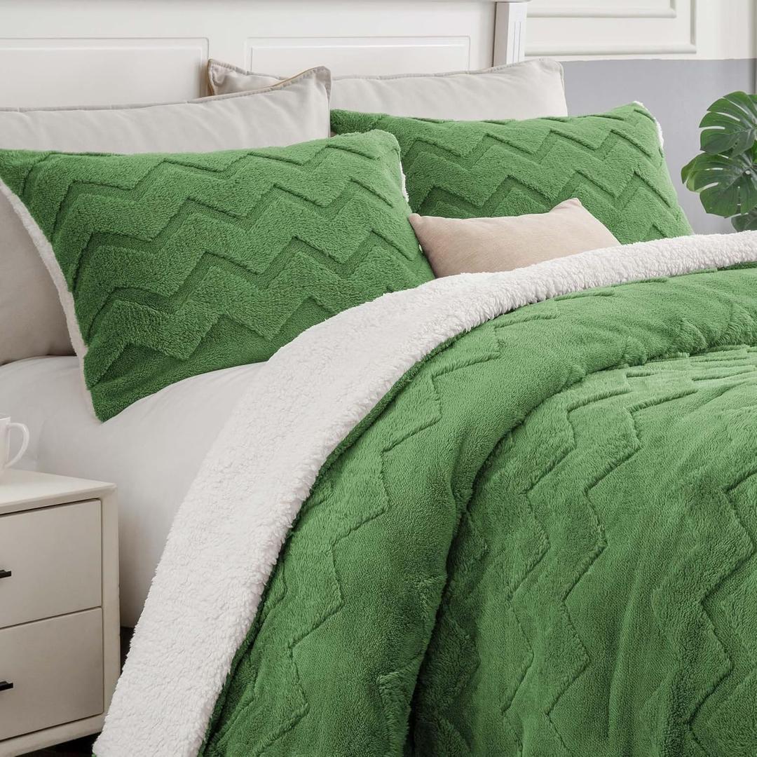 BEDELITE Fluffy Queen Comforter Set - Super Soft Sherpa Sage Green Comforter for Queen Size Bed, Luxury Warm Bedding Set for Winter, Fuzzy Bed Set 3 Pieces (1 Comforter, 2 Pillowcases)