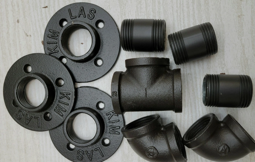 3/4" Black Painted Floor Flange, Home TZH 10 Pack 4 Bolts Iron Pipe Flange with Threaded Hole for Industrial vintage style for DIY Project/Furniture/Shelving Decoration (10, 3/4 Inch Black)