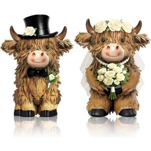 2 Pack Highland Cow Decor Resin Wedding Highland Cow Figurine Gnomes with Rose Hat Wreath Resin Statue for Wedding Garden Table Shelf Home Decor Calf Gnome Herd Gifts