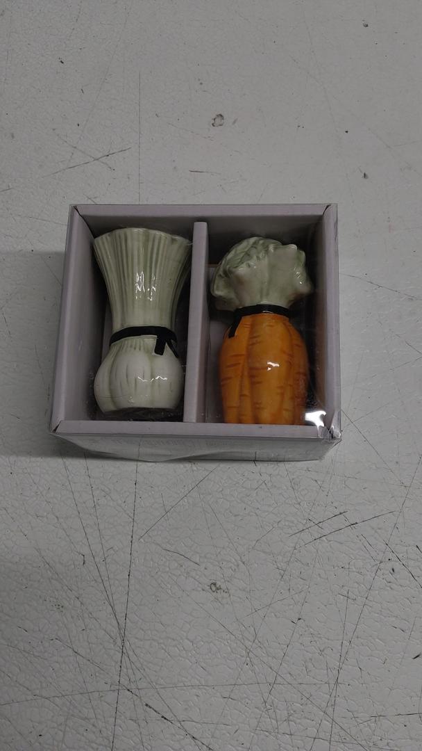 Fitz and Floyd Celery Salt & Carrot Pepper Shakers