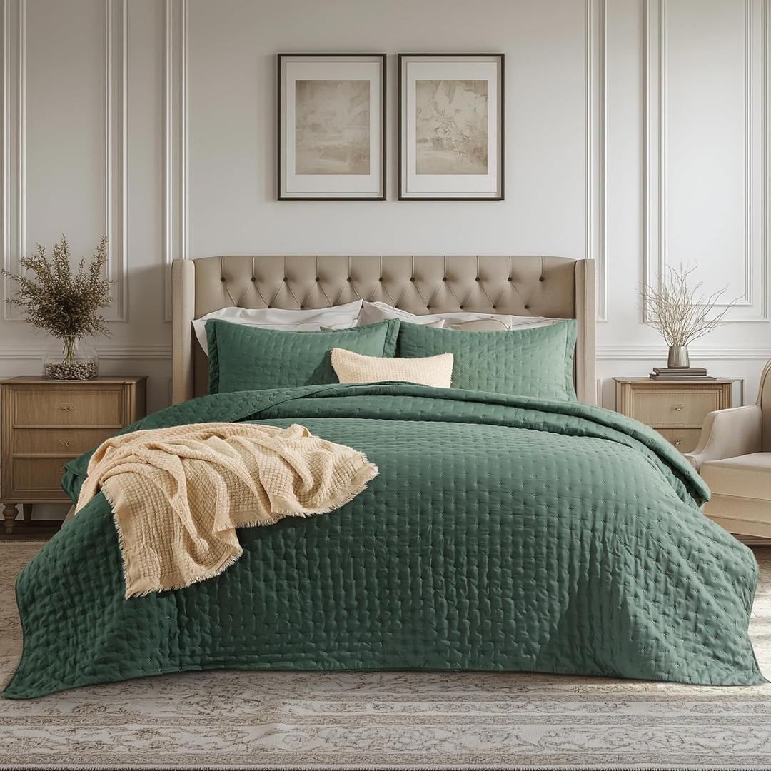 Bedsure Quilts Queen Size - Ultra Soft Queen Quilt Bedding Set for Green Bedroom Decor, Lightweight All-Season Comforter with 2 Pillow Shams, Dark Green Summer Bedspread Coverlet 90x96 Inch (Queen / Full, 12 - Dark Green - Clover)